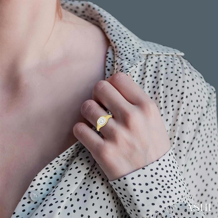 Cushion Shape Lovebright Essential Diamond Signet Ring